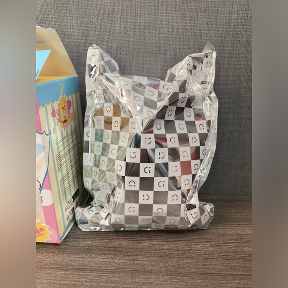 Miniso Disney Winnie Keychain Blind box- Confirmed Bunny Lapin - Picture 3 of 11